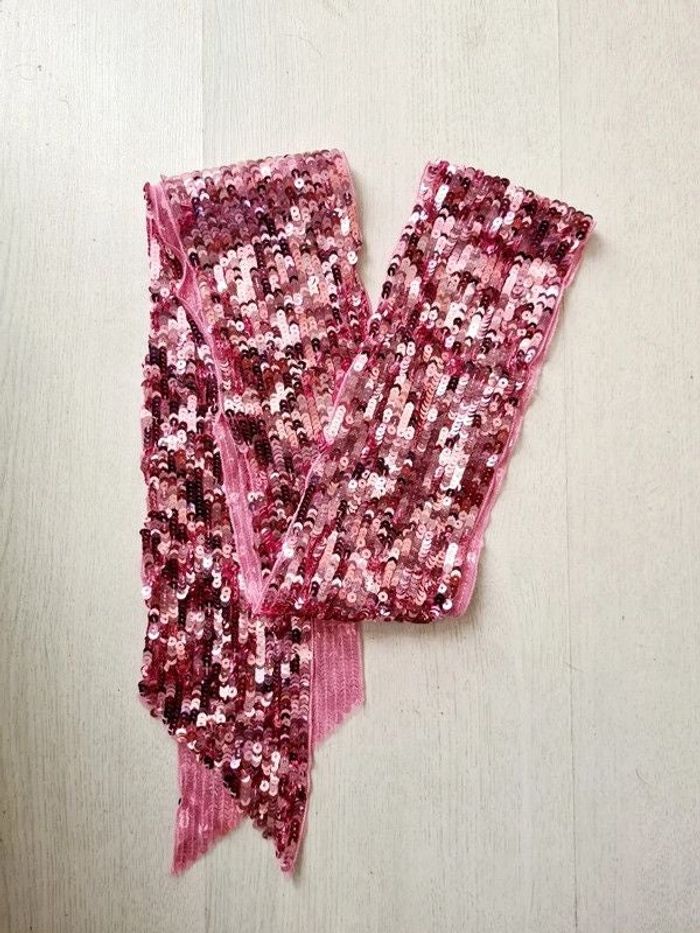 Étole en sequins roses