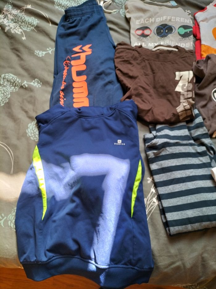 Lot vêtements garçon taille 12 1 pantalon de jogging 1sweat 1 sous pull 1 Tee shirt manches longues 4 Tee shirt manches courtes - photo numéro 2