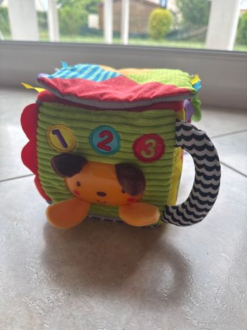 Cube d’activité avec balles neuf