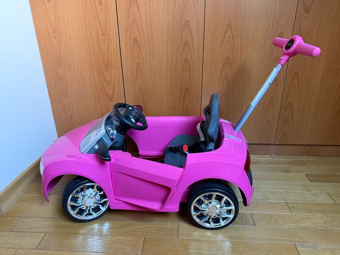 Voiture Audi rose - photo numéro 5