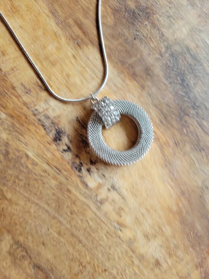 Collier argenté long pendentif rond - photo numéro 2