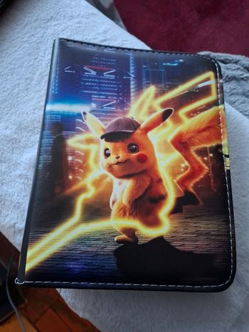 Magnifique petit classeur pikatchu détective en simili cuir 