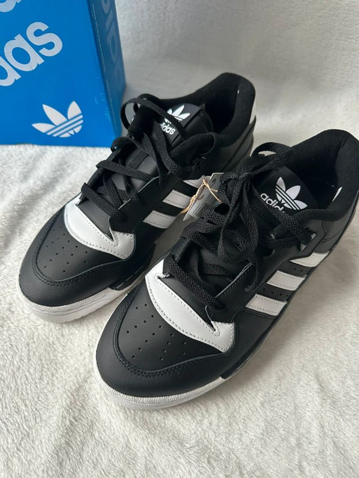 Chaussures adidas rivalry low noir neuf taille 41 1/3 - photo numéro 4