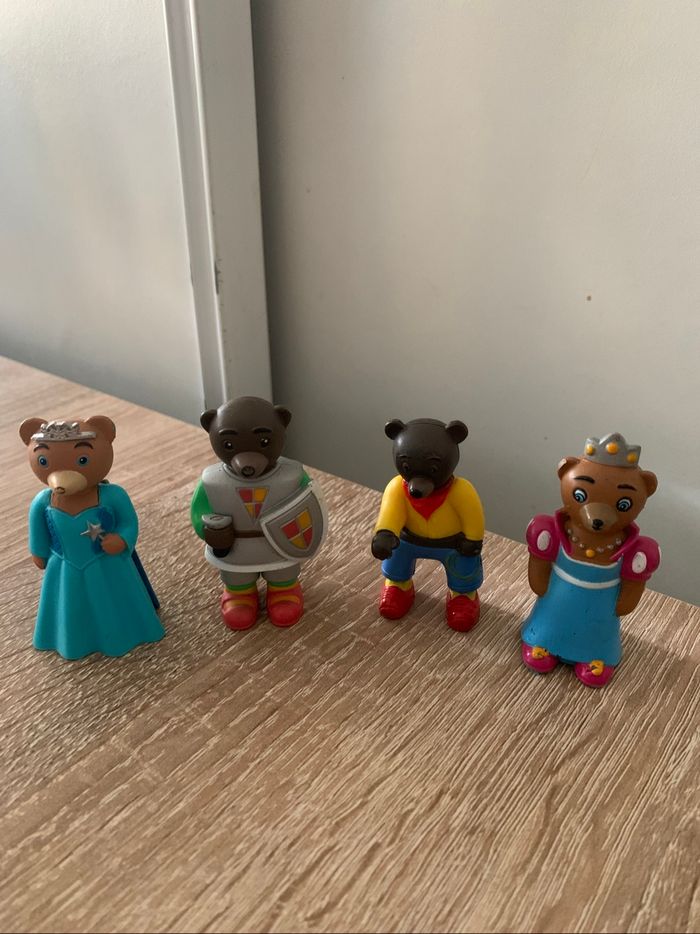 4 figurines petit ours brun princesse, chevalier, cow boy