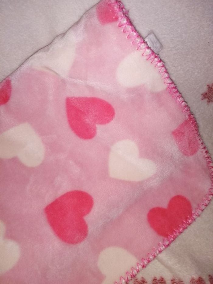 Couverture bébé rose à cœurs