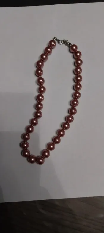 Collier fantaisie en grosses perles rose nacré.  Neuf