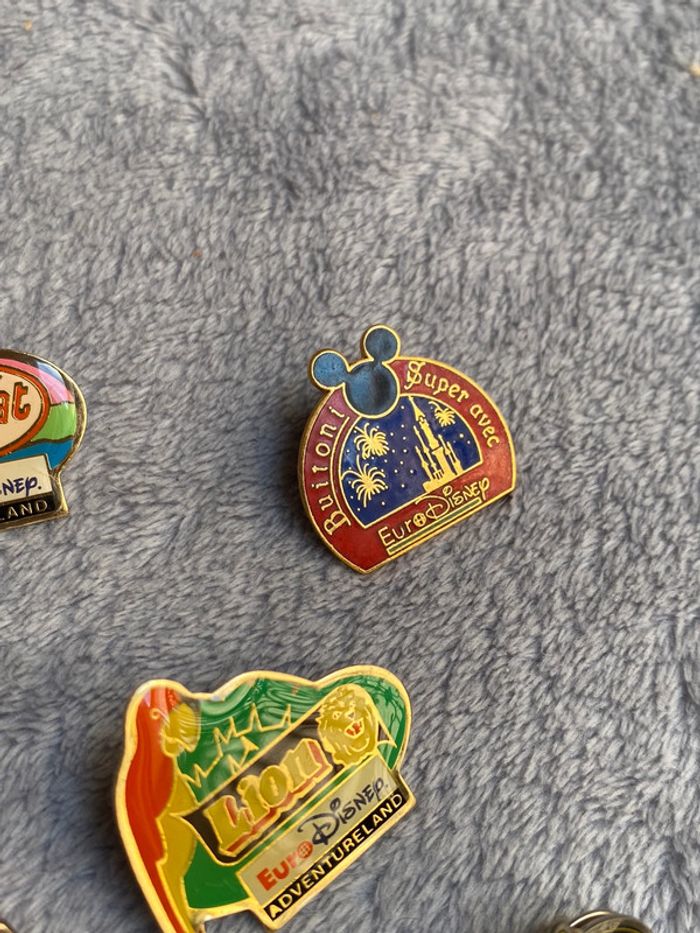 Lot de 10 pin’s broche euro Disney Buitoni, kitkat, nuts, philips, lion, kodak et vittel - photo numéro 8