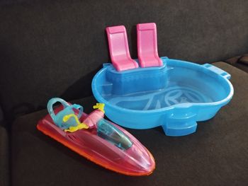 Piscine et scooter Barbie