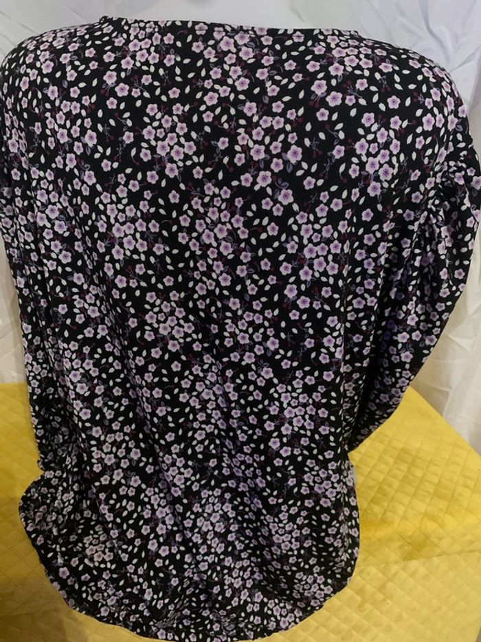Blouse fleurie 44-46 noir fleur coule lilas - photo numéro 6
