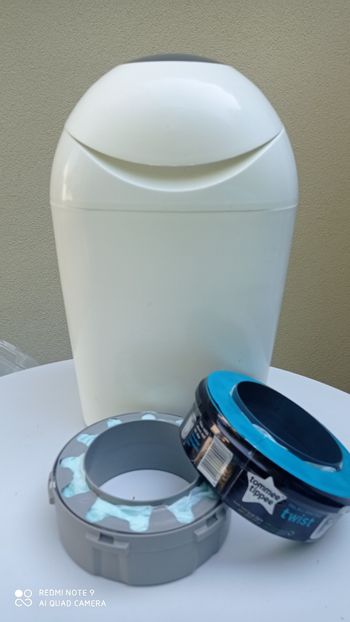 poubelle à couches Tommee  tippee + 2 recharges