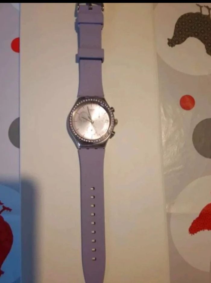 Montre Swatch Suisse Femme Élégante et Violet Pastel