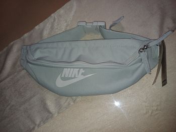 Sac banane Nike neuf avec étiquette

Neuf avec étiquette.