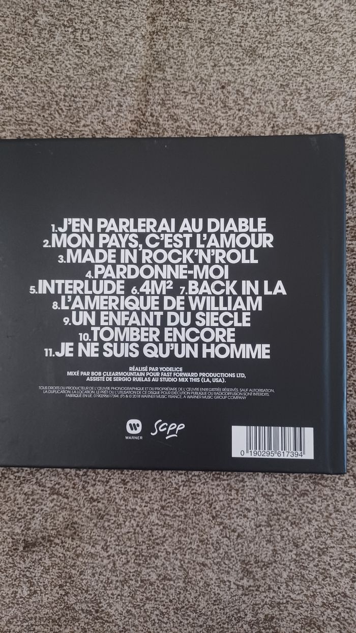 Cd intégré avec livret et 15 pages photo et texte de Johnny très bon état - photo numéro 2