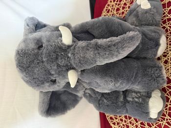 Grand éléphant en peluche, gris et blanc, marque inconnue