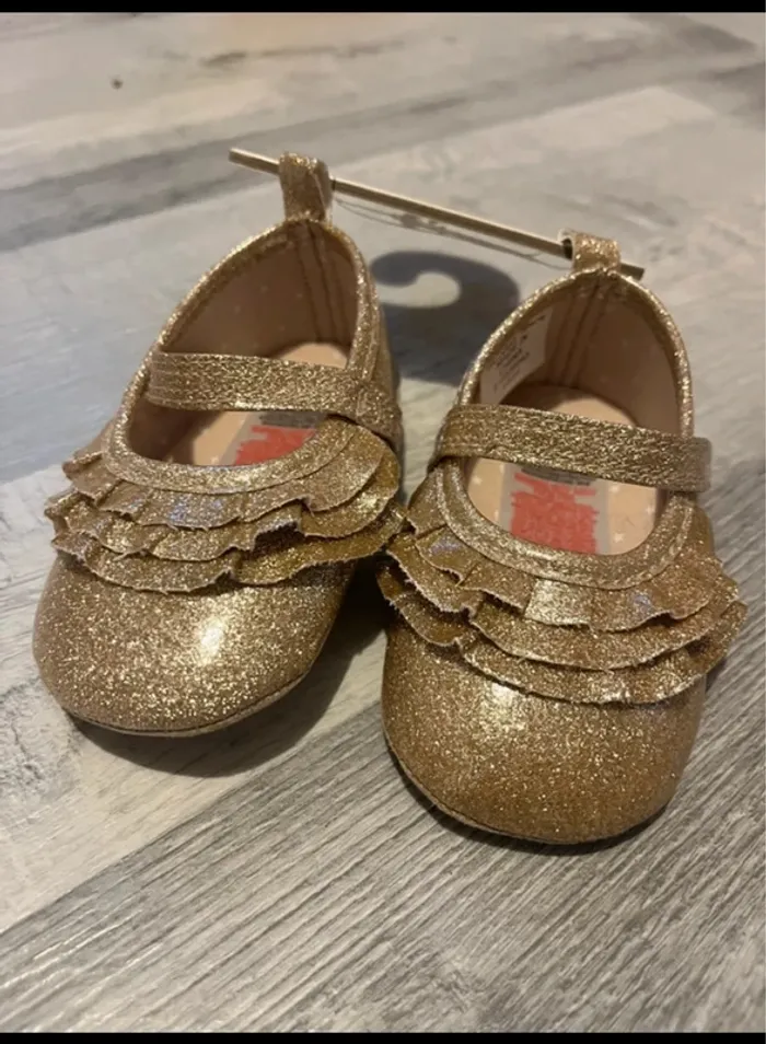 Petite chaussure doré neuf 9-12 mois - photo numéro 2
