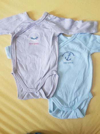 Lot deux bodys croisés gris bleilu ciel manches longues petit bateau 1 mois