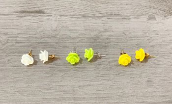 Trois paire de boucles d’oreilles fleurs fantaisie