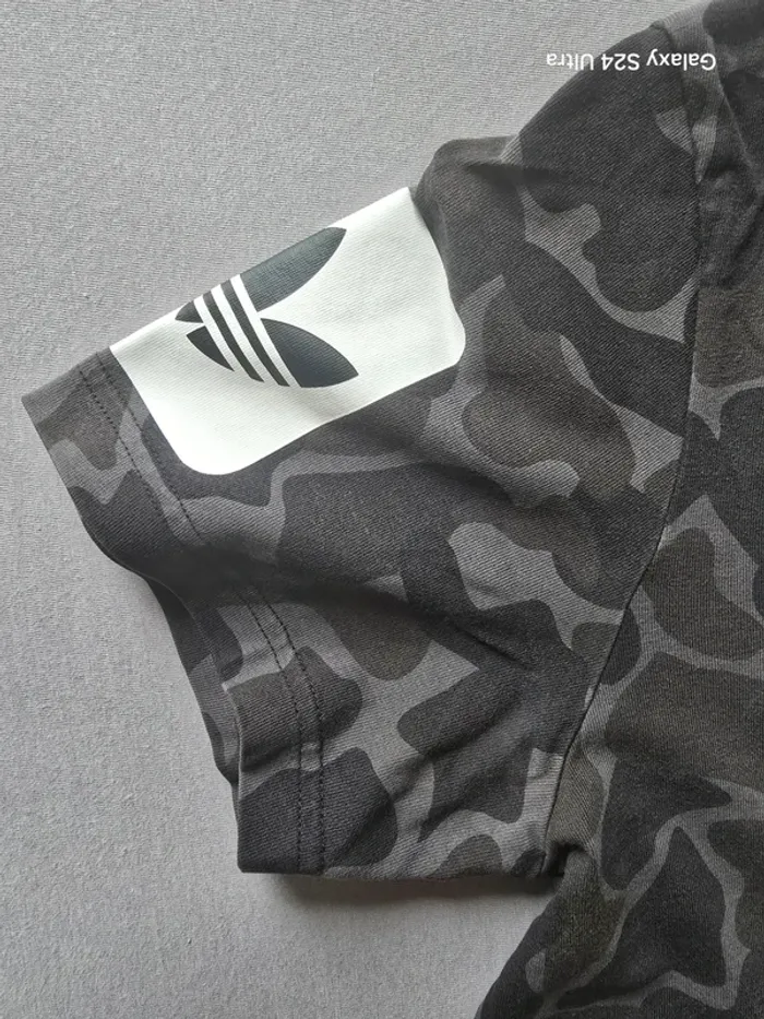 T-shirt Adidas Originals camouflage noir/gris – édition "Yard Look" - photo numéro 3