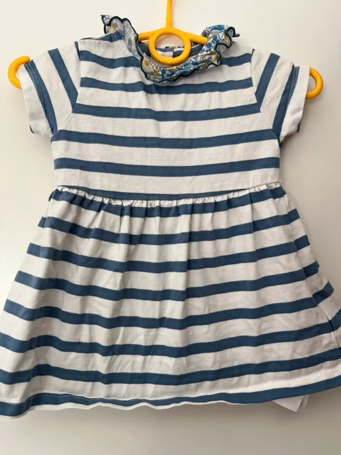 Robe avec col fleuri
