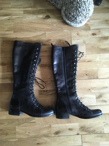 belles bottes noires en cuir lacées esy neuves 36