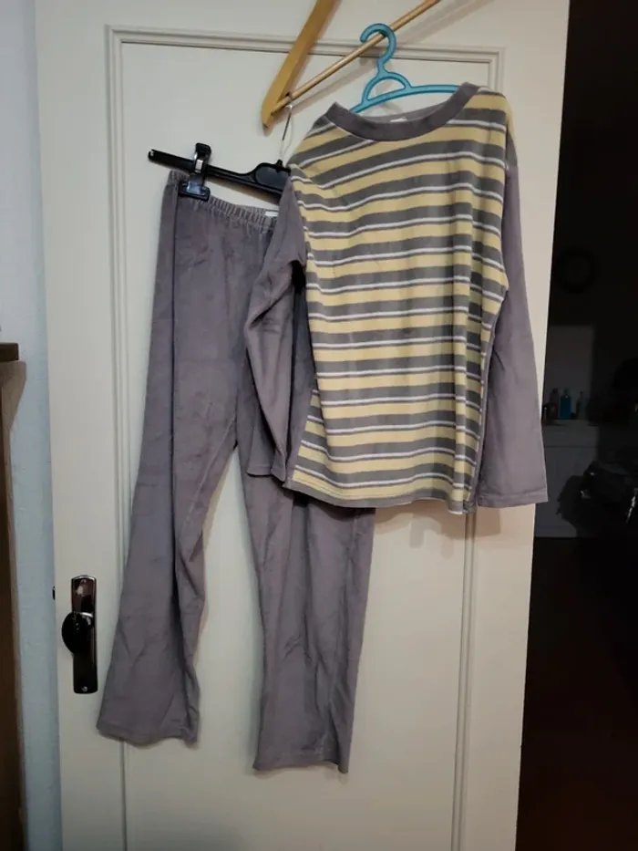 Pyjama rayé gris et jaune