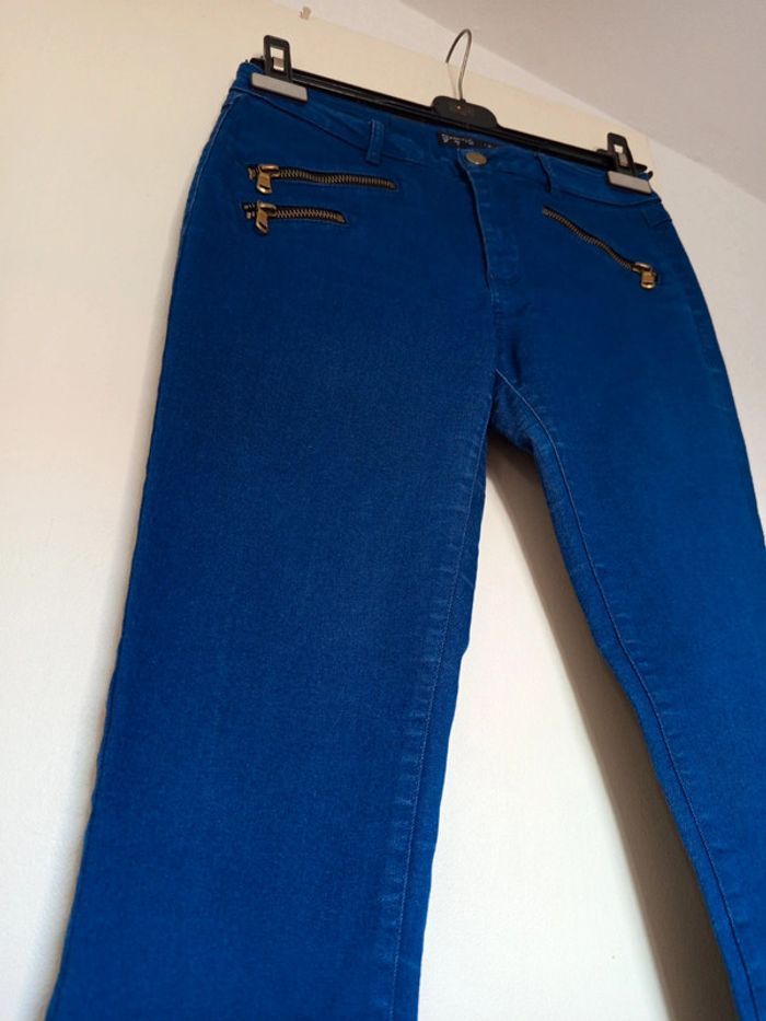 Jean bleu Zara basic en taille M avec trois petites tirettes pour une touche original - photo numéro 3