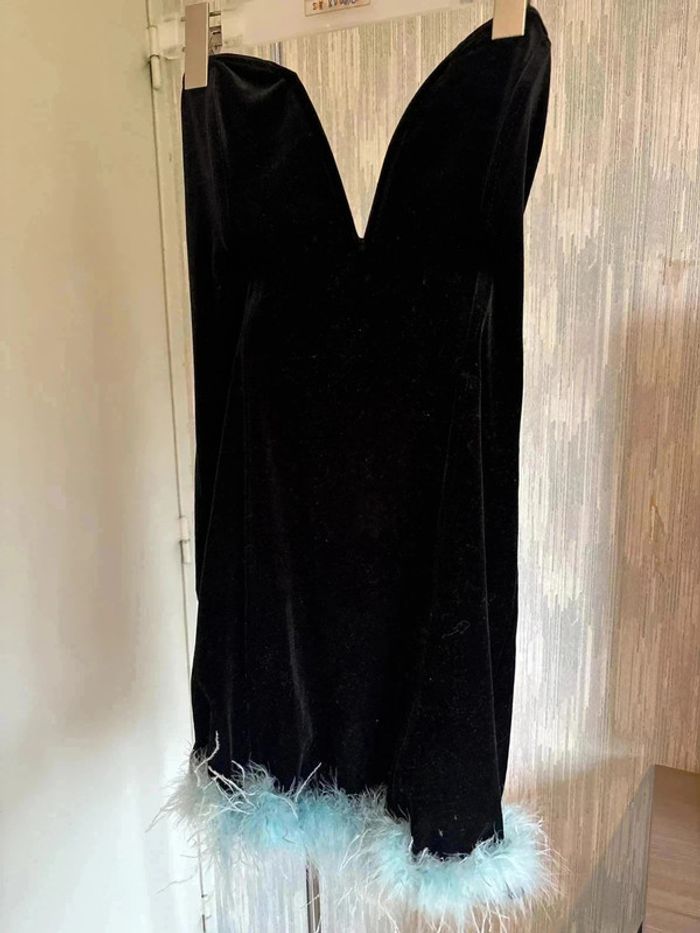 Robe noire Bershka en velours avec plumes - Taille 40 •