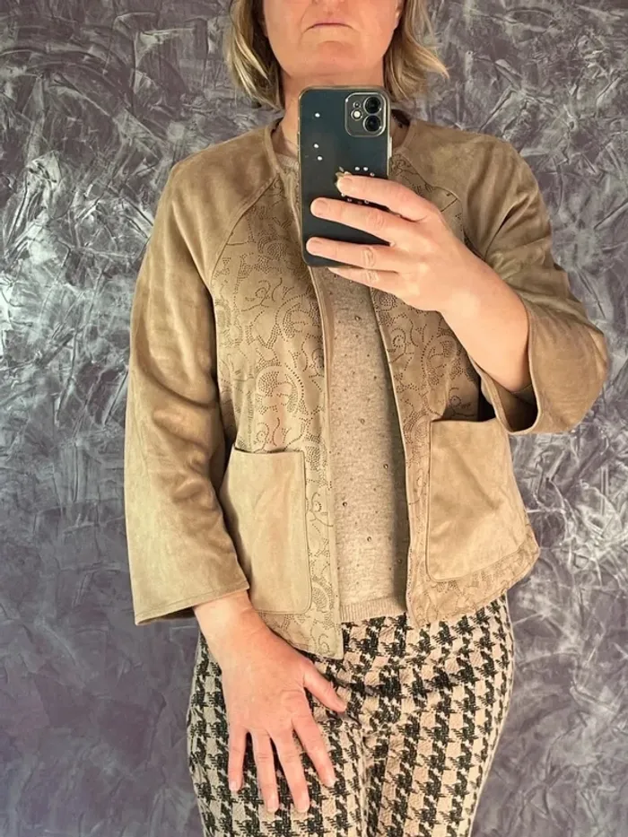 Superbe blazer beige effet peau de pêche