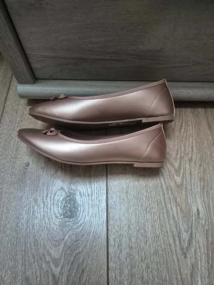 Chaussures ballerines "la halle" dorées pointure 35 état neuves - photo numéro 3