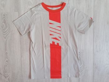 Tee shirt Nike 
Taille 11/ 12 ans Comme neuf, porté 1 fois