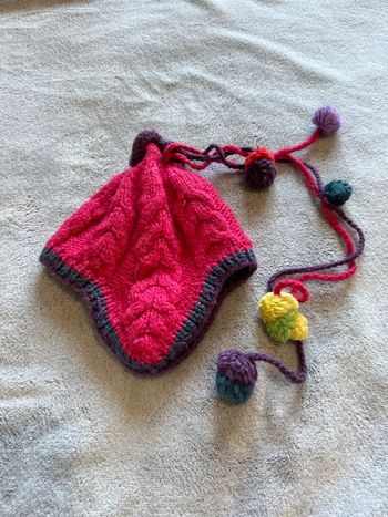 Magnifique bonnet pour fillette à pompons