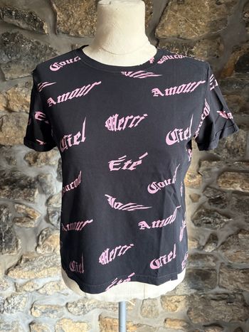T-shirt noir avec écriture rose