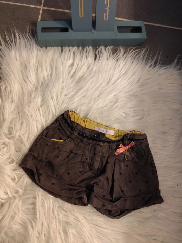 Short gris à coeurs