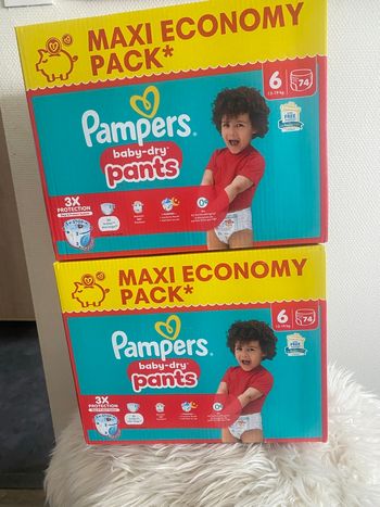 2 cartons de couches Pampers taille six