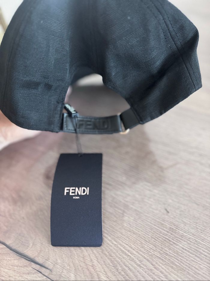 Casquette fendi - photo numéro 3