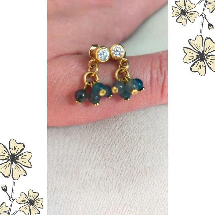 Boucles d'oreilles puces dorées avec pampilles de perles bleues - photo numéro 6