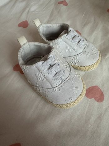 Chaussures souples broderie anglaise