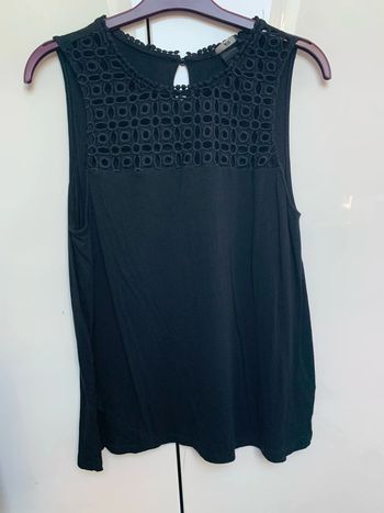 Jolie blouse, ajourée  sans manches