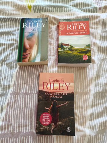 Lot de 3 livres de Lucinda Riley : Tome 2 et 3 de la saga les sept / 7 soeurs et La jeune fille sur la falaise 