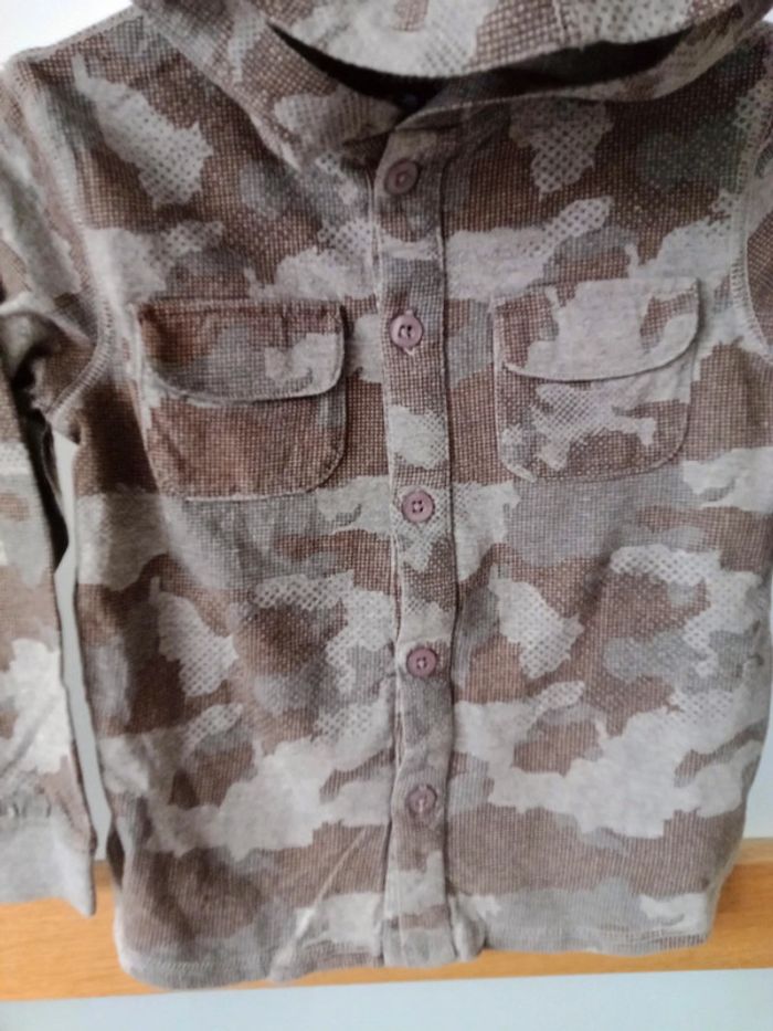 Chemise manches longues à capuche Garçon 5 ans - photo numéro 2