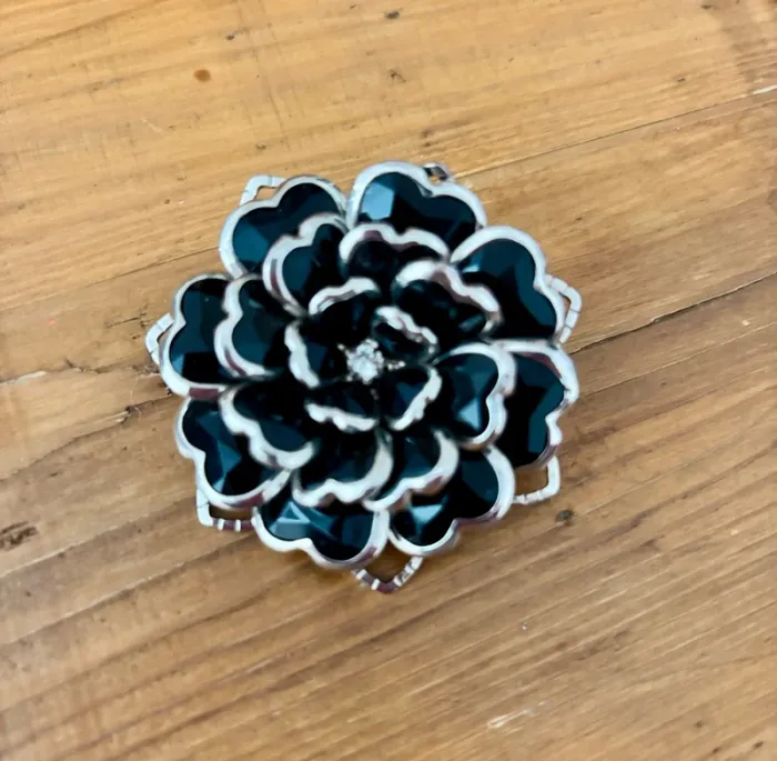 Jolie broche fleur métal noir parfait état