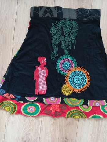 Jupe noire à motifs multicolores t36