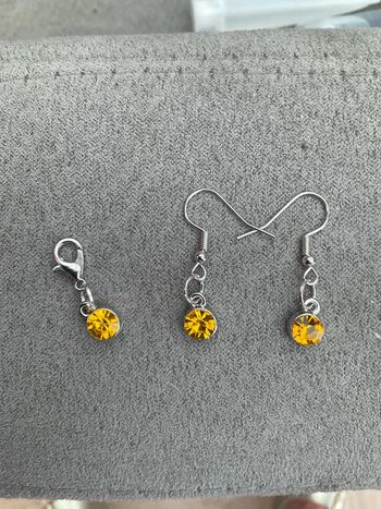 Boucles d’oreilles et breloque jaune doré neuve