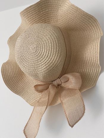 Chapeau en « fausse » paille beige synthétique (imperméable) avec ruban style Lolita