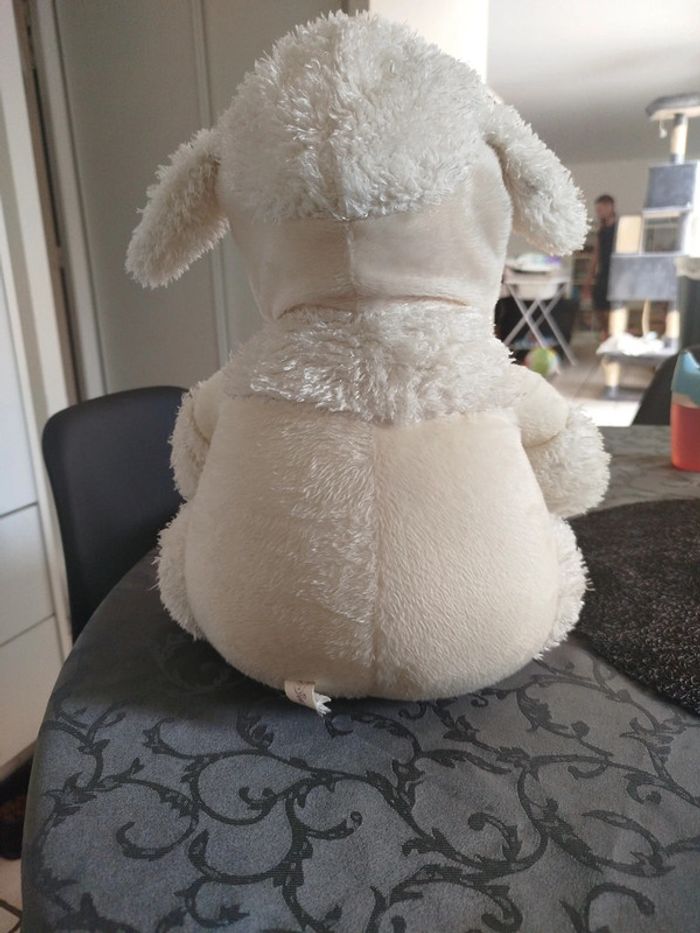 Peluche Winnie l'ourson assis déguisé en mouton - photo numéro 3