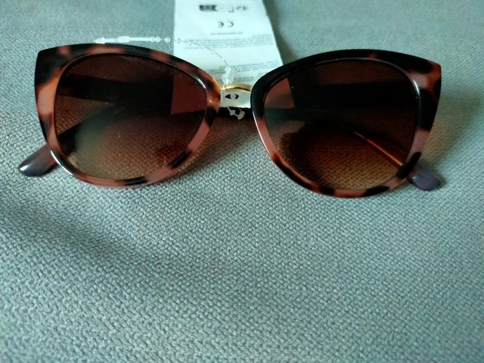 Lunettes de soleil œil de chat rose écaille – Neuves avec étiquette - photo numéro 2