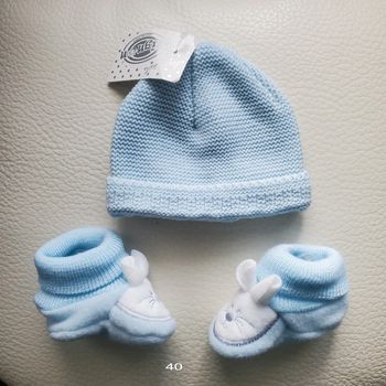 Chaussons et bonnet pour un nouveau né