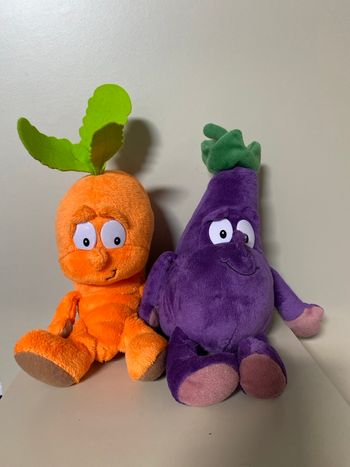 Lot de deux légumes en peluche carotte orange et aubergine violette