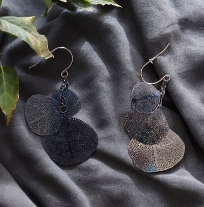 Boucle d'oreille grise foncé