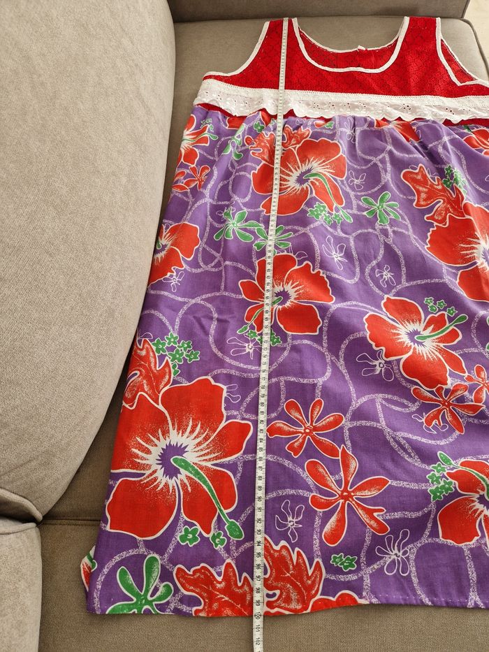 Robe polynésienne violette à motif fleurs à détail dentelle - photo numéro 8